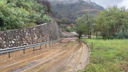 Sakarya'da toprak kayması iki mahalleye yolu kapattı