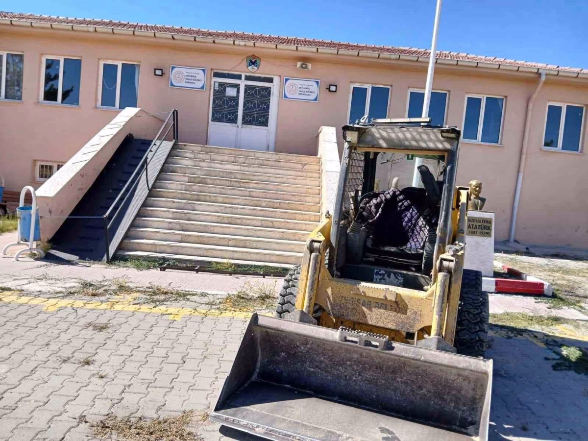 Sivrihisar Belediyesinden Okullara Bakım Desteği