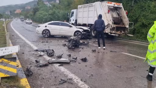 Zonguldak'ta Otomobil Bariyerlere Çarptı