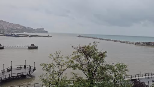 Zonguldak’ta sağanak yağış limanın rengini değiştirdi