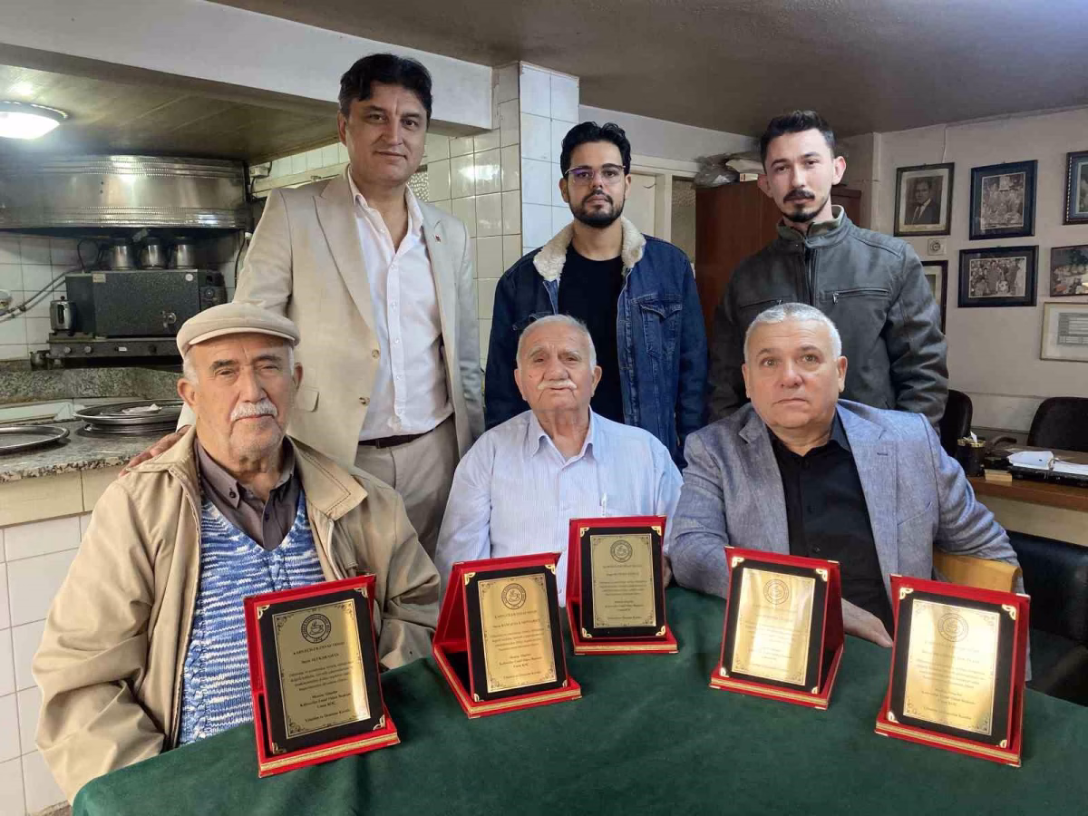 Alaşehir'de 55 yıllık kahveciye plaket
