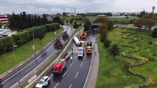 Bakırköy’de devrilen LNG tankeri trafiği durdurdu
