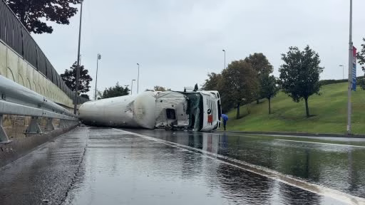 Bakırköy'de LNG tankerinin devrilmesi yol kapattı