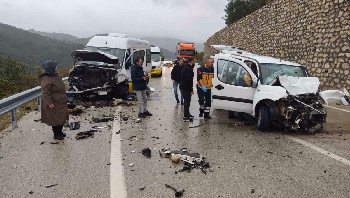 Bursa'da Minibüs İle Otomobil Çarpıştı: 1 Ölü