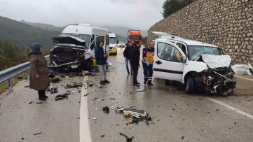 Bursa'da Minibüs İle Otomobil Çarpıştı: 1 Ölü
