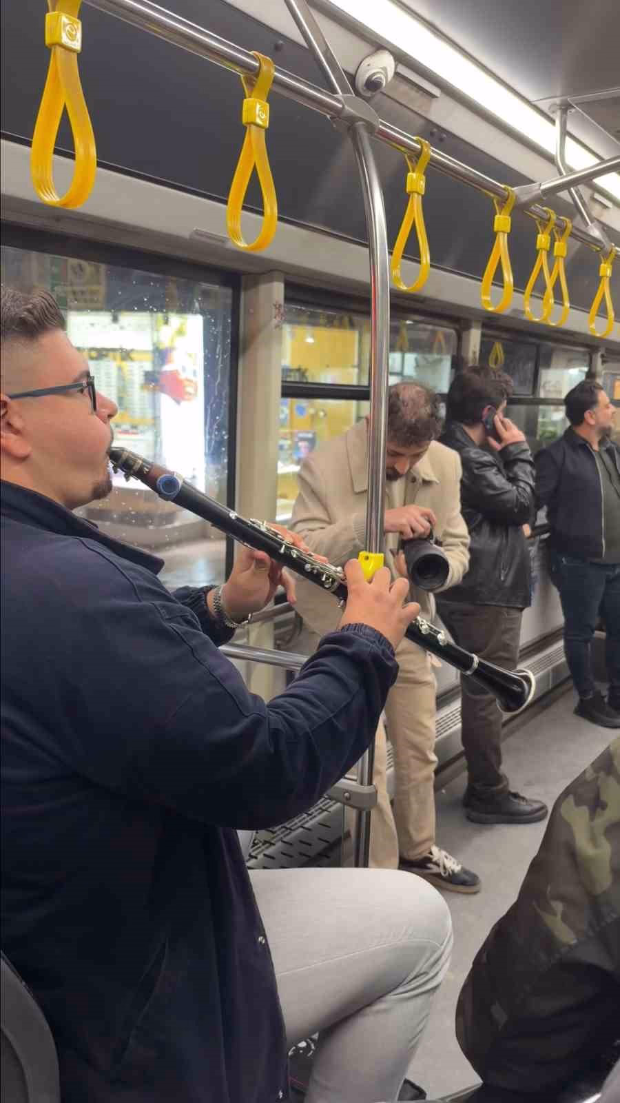 Elazığ'da belediye otobüsü türkü meclisi oldu