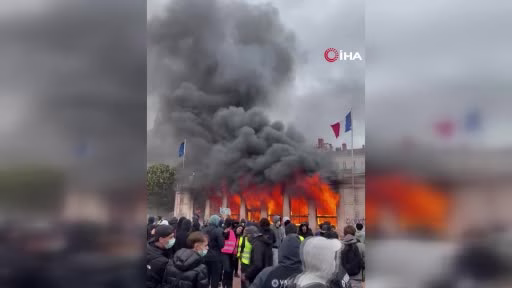Fransa'da Protestolar Alevlendi: 272 Gözaltı