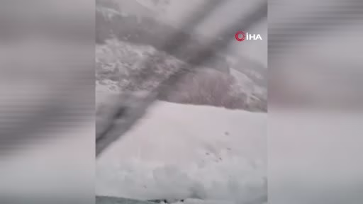 İzmir'in Bozdağ Mahallesine Mevsimin İlk Karı Yağdı