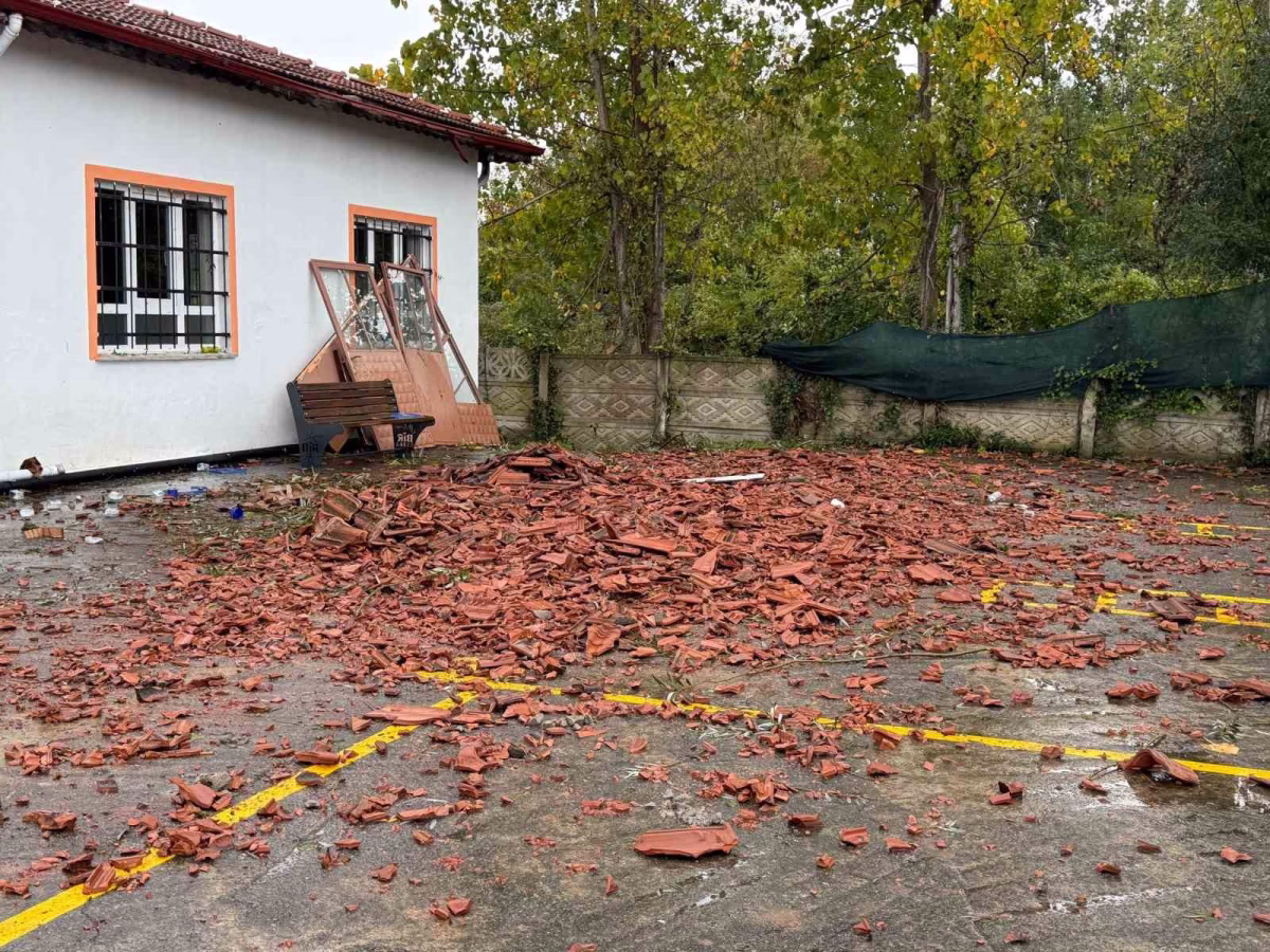 Sakarya’da hortumla uçan okul tamir edildi