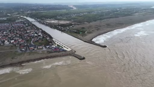 Sakarya Nehri Karadeniz'in rengini değiştirdi