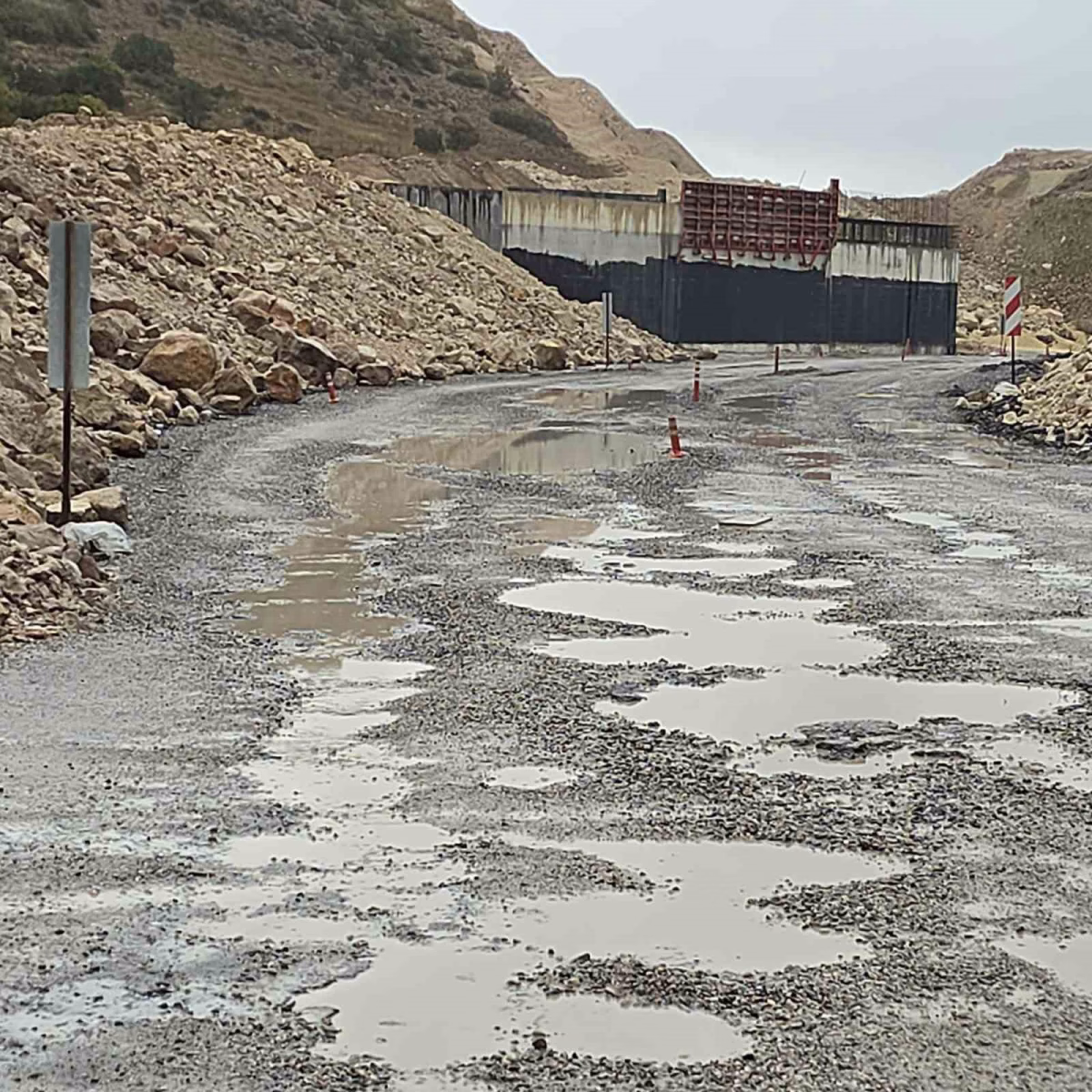 Seyitgazi-Kırka Yolu Onarım Bekliyor
