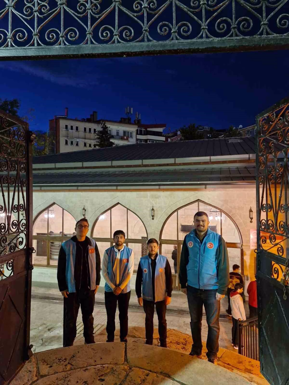 Sivas'ta gençlerden esnafa anlamlı siftah geleneği