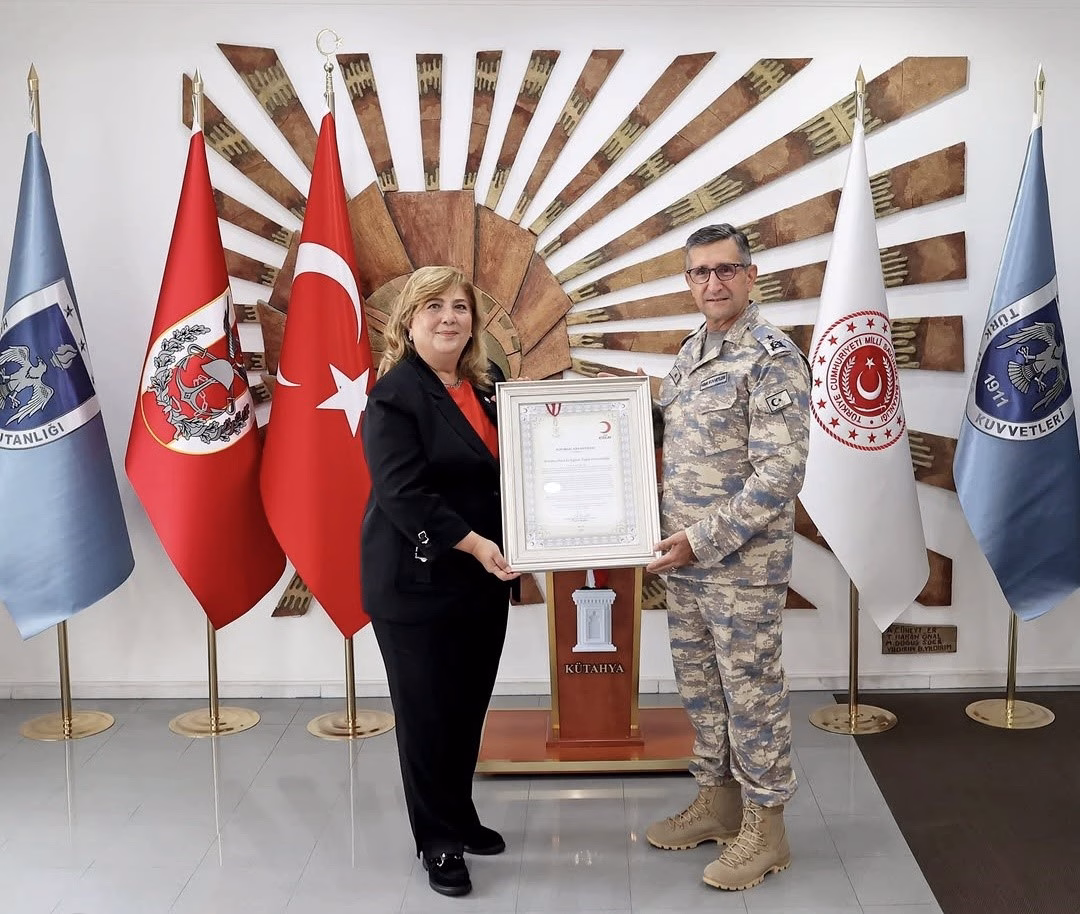 Tuğgeneral Mustafa Baş’a Kızılay Madalyası
