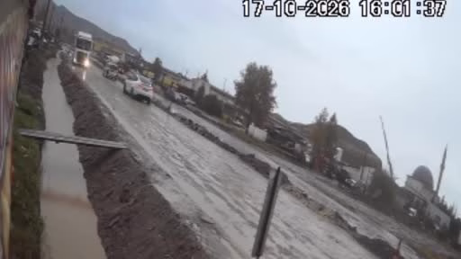 Yol vermek isteyen taş yüklü tır kanala devrildi