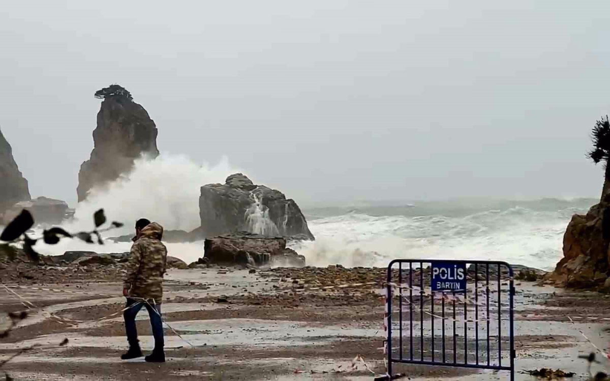 Amasra'da Fırtına: Dalga Boyu 10 Metreyi Aştı