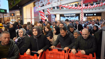 Ataşehir’de Market Açılışında İndirim İzdihamı