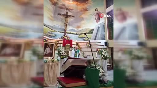 Ayin Sırasında Üzerine Haç Düşen Rahip