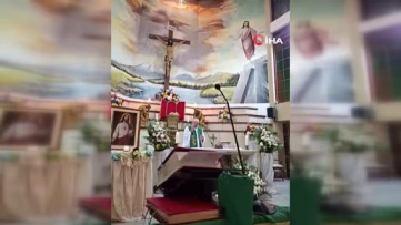 Ayin Sırasında Üzerine Haç Düşen Rahip