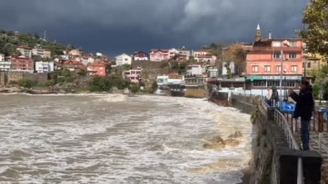 Bartın'da sağanak sonrası deniz kahverengiye büründü