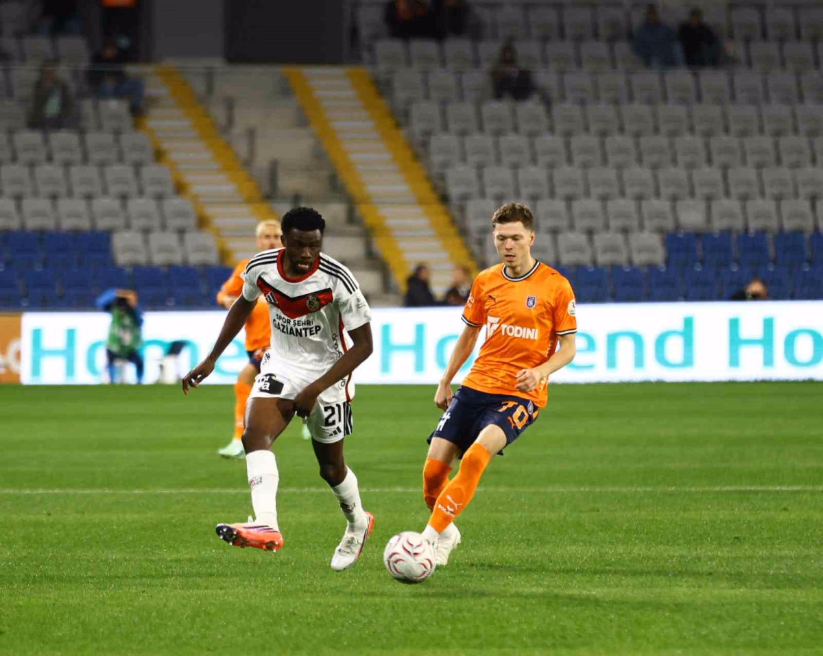Başakşehir Gaziantep FK Maçı Sürüyor