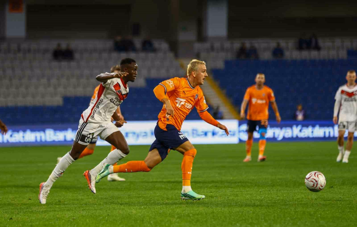 Başakşehir Gaziantep'i İlk Yarıda Yendi
