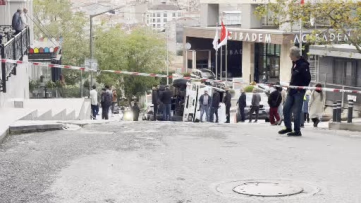 Beyoğlu'nda Kontrolden Çıkan Kamyon Yan Yattı
