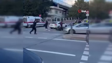 Beyoğlu'nda Otomobil ile Motosiklet Çarpıştı
