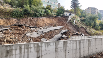 Bitlis'te Aşırı Yağış Yolu Çökertti