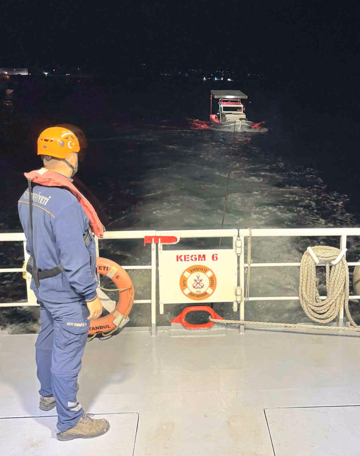 Çanakkale’de sürüklenen teknedeki 2 kişi kurtarıldı
