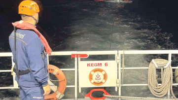 Çanakkale’de sürüklenen teknedeki 2 kişi kurtarıldı