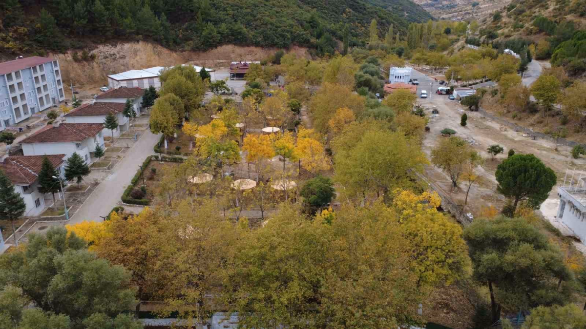 Demirci’de sonbahar renk cümbüşü havadan görüntülendi