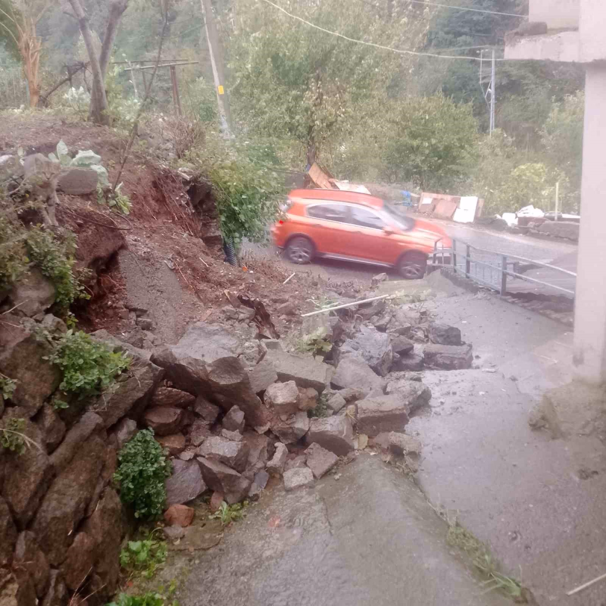 Ereğli'de aşırı yağış duvarı çökertti