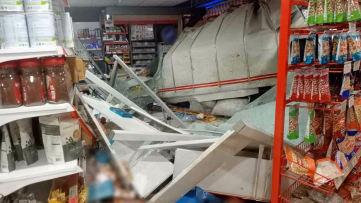 Kamyonet Markete Girdi İki Kişi Yaralandı