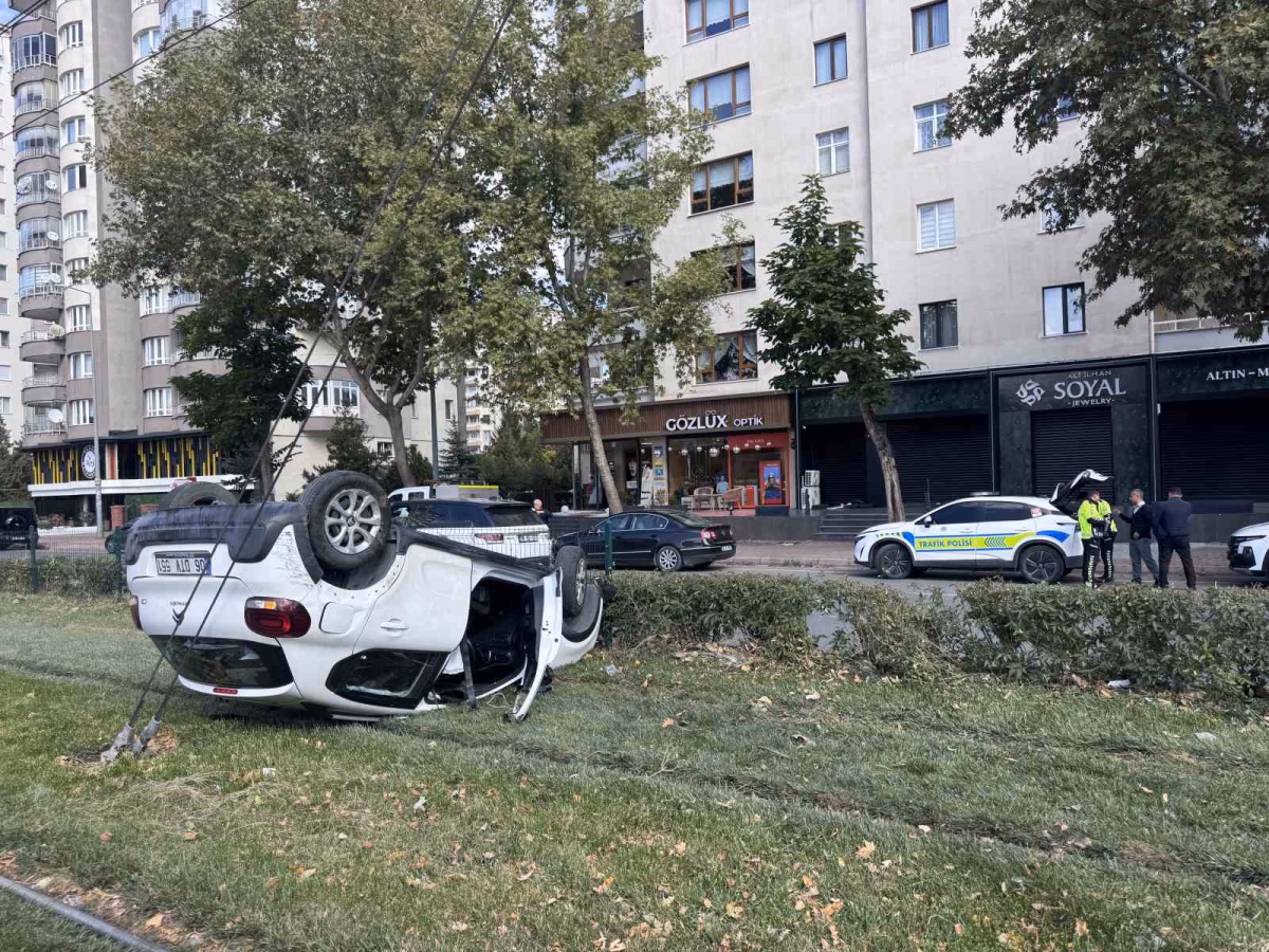 Kayseri’de kaza yapan otomobil tramvay yoluna girdi