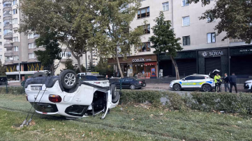 Kayseri’de kaza yapan otomobil tramvay yoluna girdi
