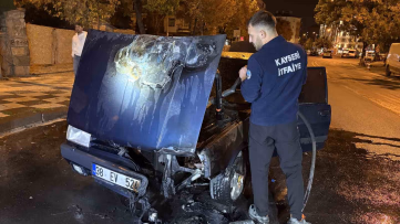 Kayseri’de seyir halindeki otomobil yandı