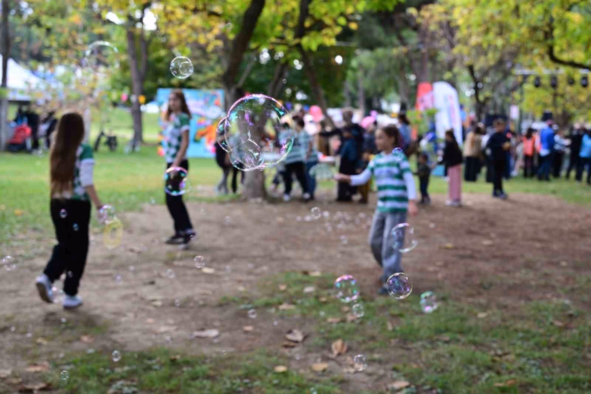 Manisa'da gönüllü festivali çocukları buluşturdu
