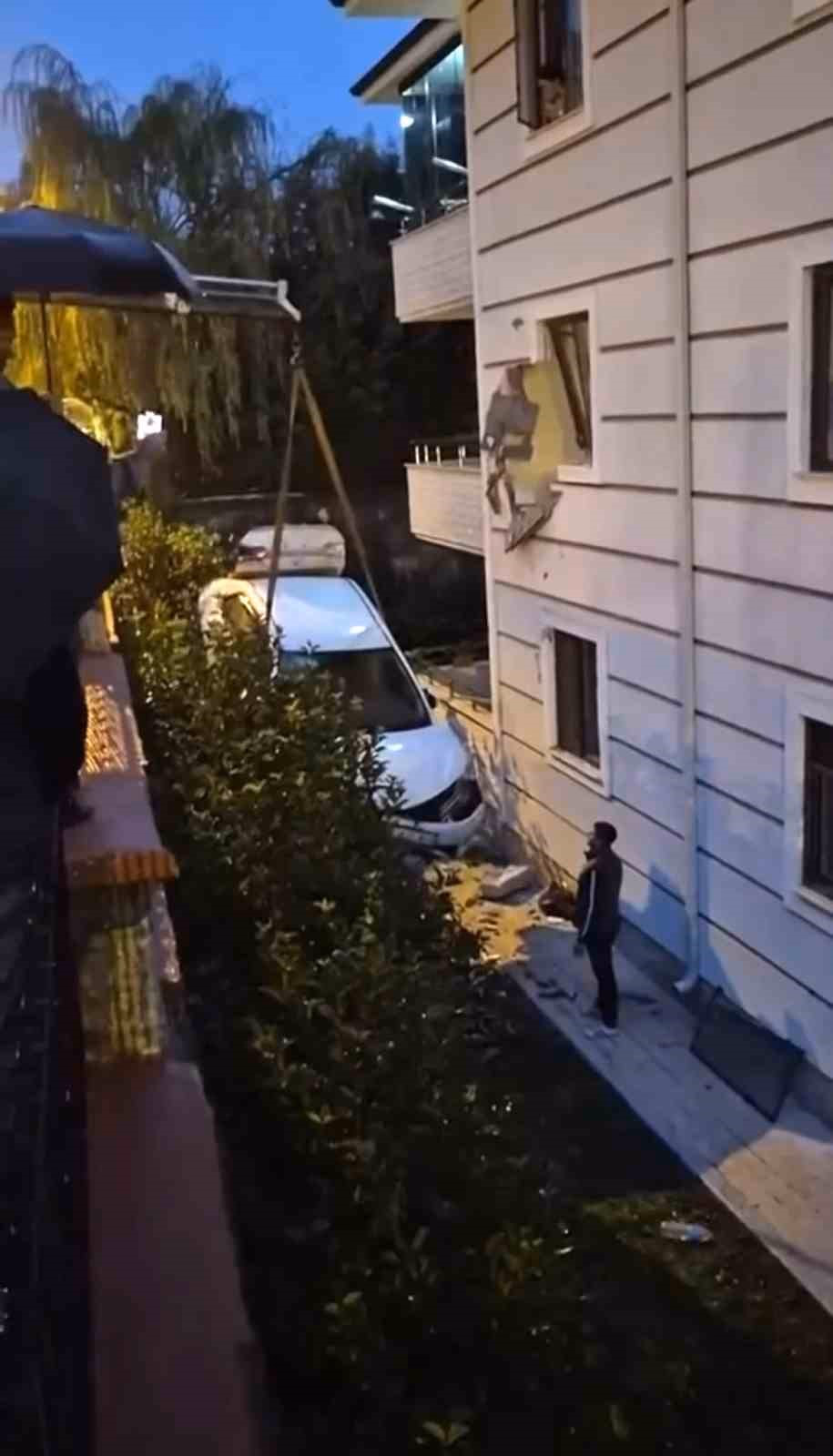 Otomobil İkinci Kattaki Daireye Çarptı