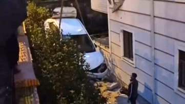 Otomobil İkinci Kattaki Daireye Çarptı