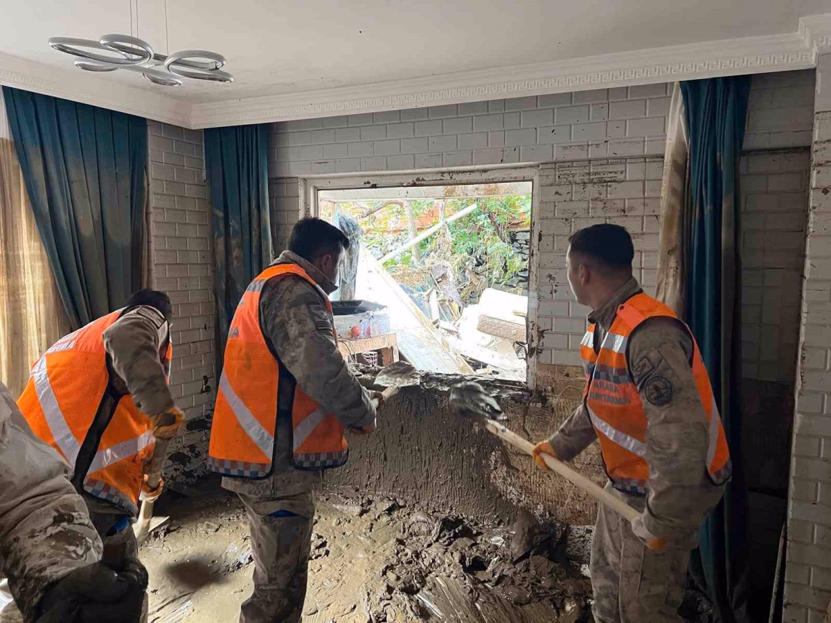 Sel Sonrası Ayazağa'da Jandarma Temizliği