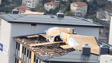 Şiddetli fırtına kız yurdunun çatısını söktü