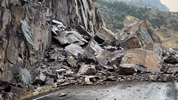 Şırnak'ta Kaya Parçaları Yolu Kapattı