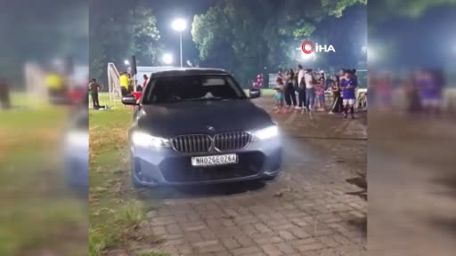 Ünlü Oyuncu Tiger Shroff'un Aracına Silahlı Saldırı