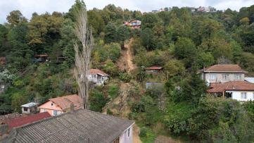 Zonguldak'ta Heyelan Evi Yolsuz Bıraktı
