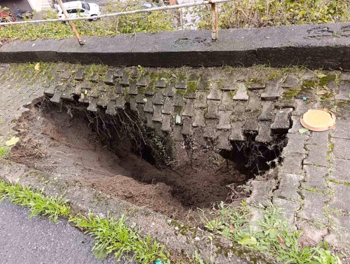 Zonguldak'ta şiddetli yağış kaldırımı çökertti
