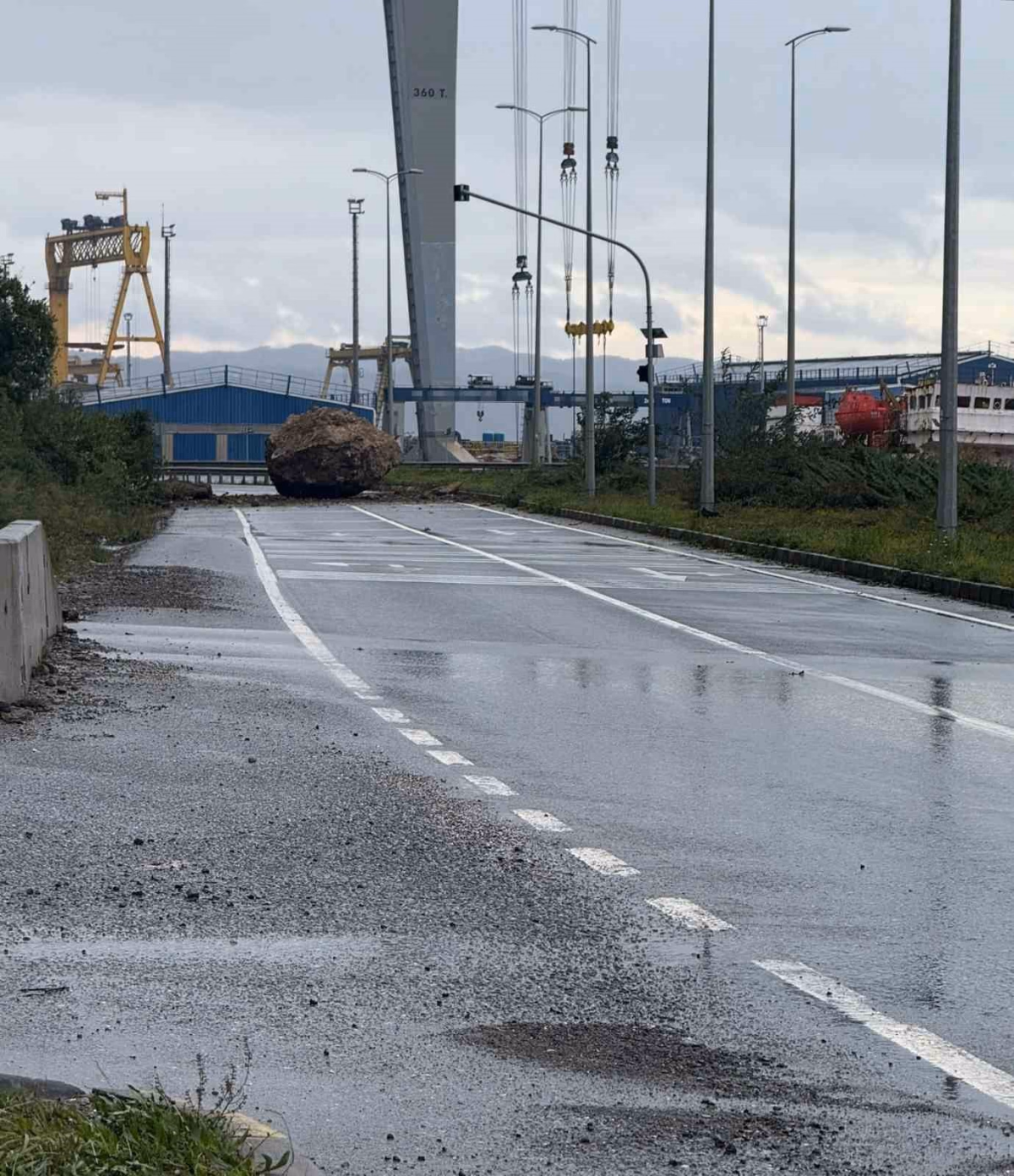 Zonguldak'ta yola kaya düştü