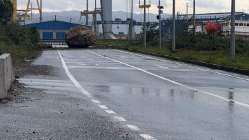 Zonguldak'ta yola kaya düştü