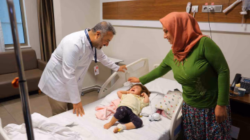 1 yaşındaki bebeğin böbreğinden dev taş çıkarıldı
