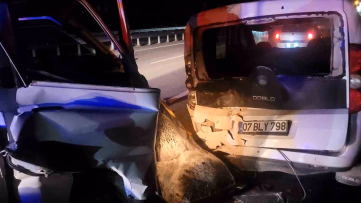 Alanya'da Kamyonet Otomobile Çarptı: Yaralı