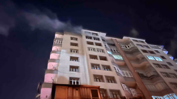 Apartman yangınında 5 kişi dumandan etkilendi